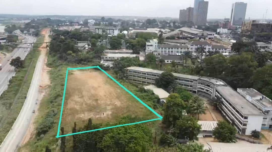 Terrain avec vue sur la lagune au plateau Abidjan 